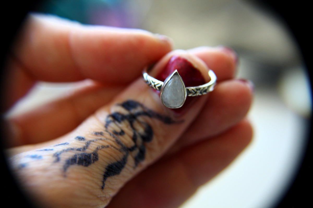 Pear Moonstone Ring, Sterling Silver Moonstone Ring, Dainty Ring, Pear Rainbow Moonstone Ring, Textured Ring, June Birthstone,Moonstone,Gift