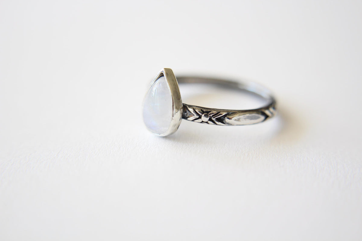 Pear Moonstone Ring, Sterling Silver Moonstone Ring, Dainty Ring, Pear Rainbow Moonstone Ring, Textured Ring, June Birthstone,Moonstone,Gift