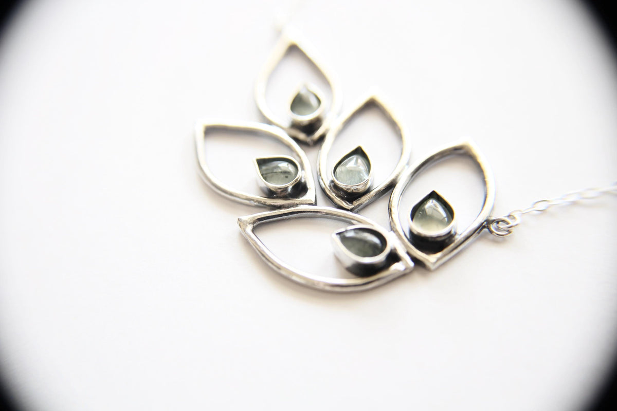 Prehnite Leaf Necklace, Leaf Necklace, Prehnite Nature Necklace, Boho Leaf Necklace, Prehnite Jewelry, Nature Inspired Jewelry, Leaf Jewelry