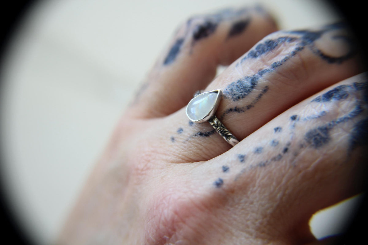 Pear Moonstone Ring, Sterling Silver Moonstone Ring, Dainty Ring, Pear Rainbow Moonstone Ring, Textured Ring, June Birthstone,Moonstone,Gift