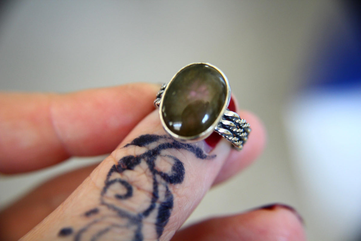 Oval Purple Labradorite Ring, Natural Labradorite Ring, Oval Labradorite Ring, Boho Ring, Stacking Ring, Rope Band, Boho Ring, Natural, Gift