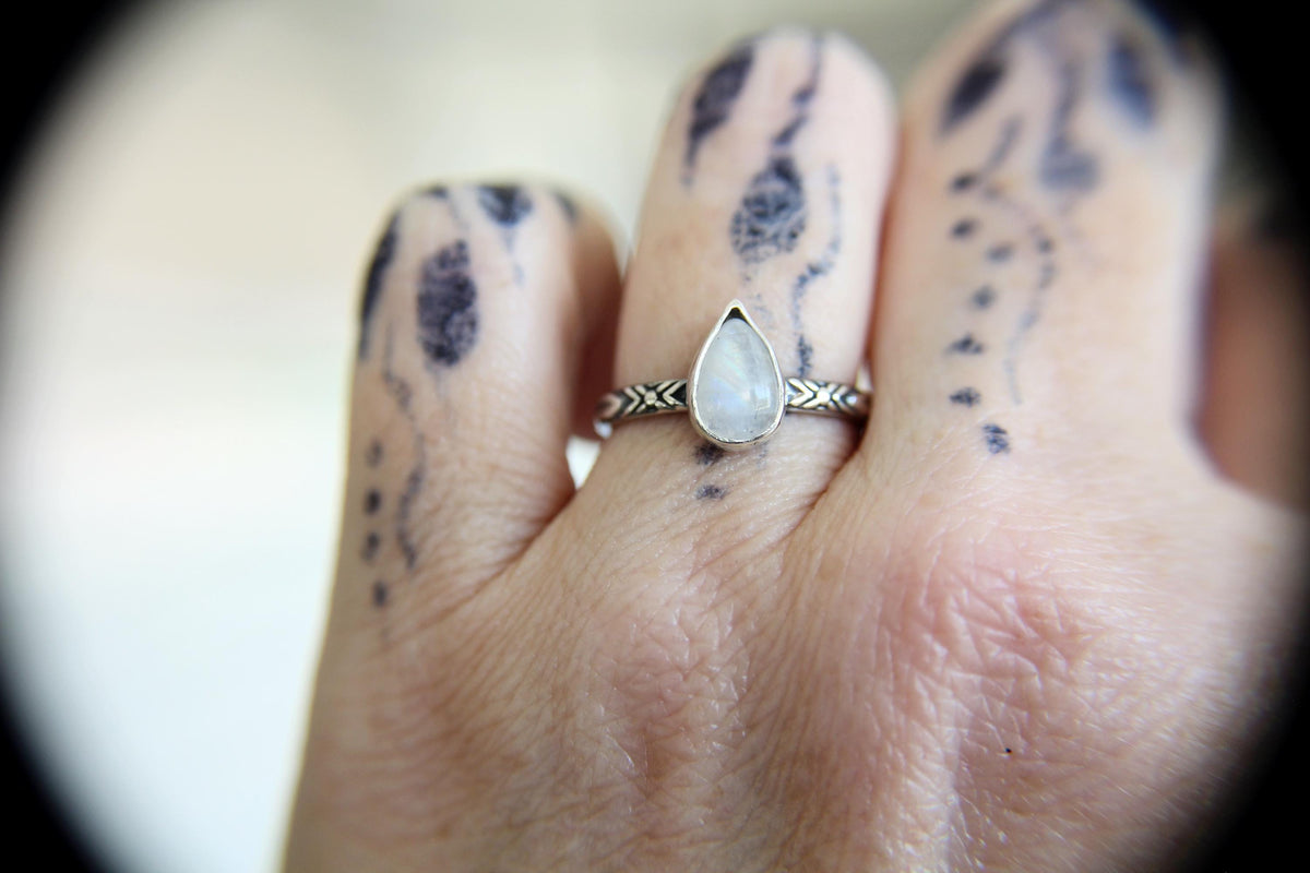 Pear Moonstone Ring, Sterling Silver Moonstone Ring, Dainty Ring, Pear Rainbow Moonstone Ring, Textured Ring, June Birthstone,Moonstone,Gift