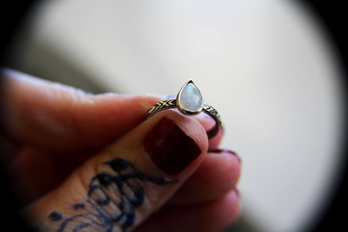 Pear Moonstone Ring, Sterling Silver Moonstone Ring, Dainty Ring, Pear Rainbow Moonstone Ring, Textured Ring, June Birthstone,Moonstone,Gift