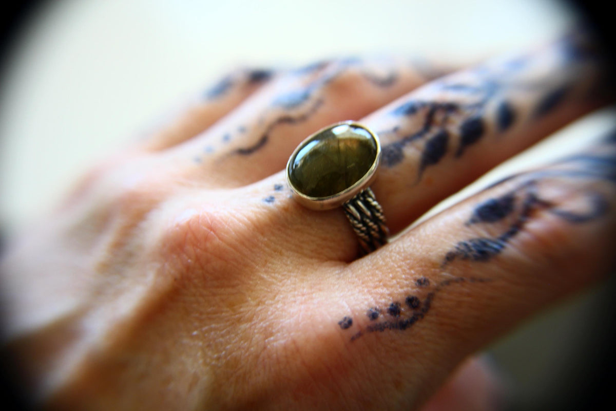 Oval Purple Labradorite Ring, Natural Labradorite Ring, Oval Labradorite Ring, Boho Ring, Stacking Ring, Rope Band, Boho Ring, Natural, Gift