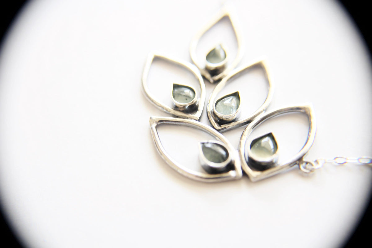Prehnite Leaf Necklace, Leaf Necklace, Prehnite Nature Necklace, Boho Leaf Necklace, Prehnite Jewelry, Nature Inspired Jewelry, Leaf Jewelry