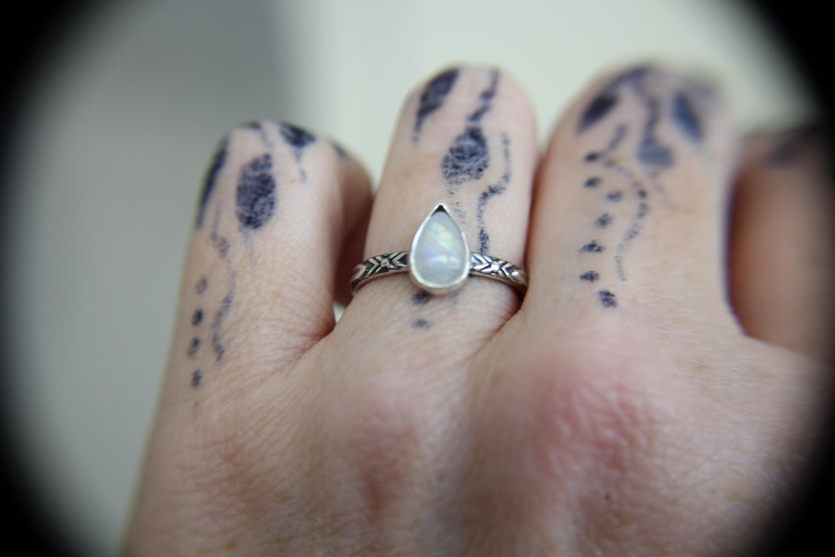Pear Moonstone Ring, Sterling Silver Moonstone Ring, Dainty Ring, Pear Rainbow Moonstone Ring, Textured Ring, June Birthstone,Moonstone,Gift