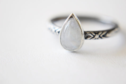Pear Moonstone Ring, Sterling Silver Moonstone Ring, Dainty Ring, Pear Rainbow Moonstone Ring, Textured Ring, June Birthstone,Moonstone,Gift