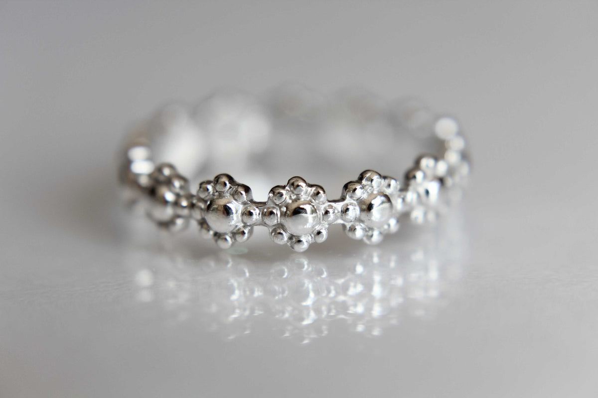 Daisy Eternity Ring, Sterling Silver Stacking Ring, Silver Daisy Ring, Nature Ring, Flowers Eternity Stacking Ring, Delicate ring, Floral